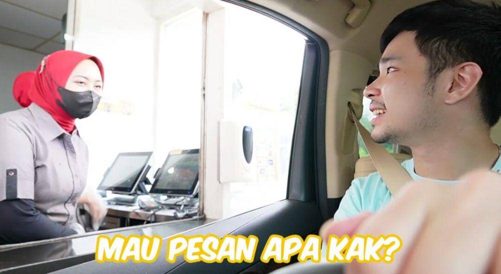 Jess No Limit dan Sisca Kohl drive-thru diatur kasir. (youtube.com/Jess No Limit)