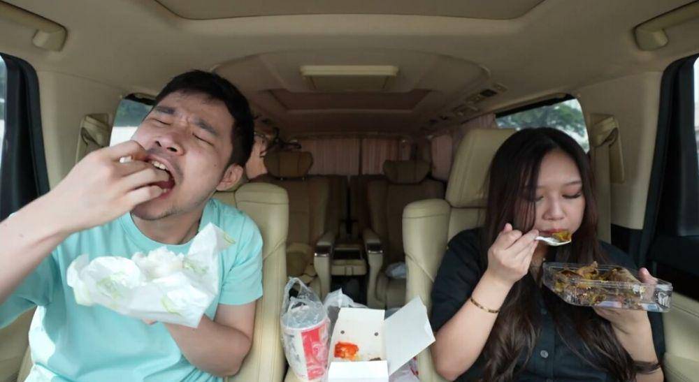 Jess No Limit dan Sisca Kohl drive-thru diatur kasir. (youtube.com/Jess No Limit)