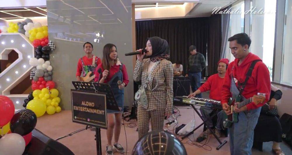 Nathalie Holscher dan Adzam di ulang tahun Air Rumi (youtube.com/NATHALIE HOLSCHER)