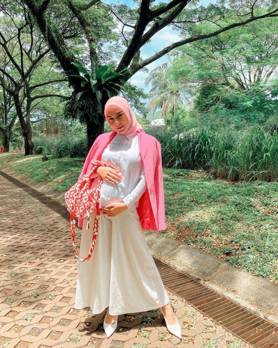 Outfit bernuansa pink ala Irish Bella (instagram.com/_irishbella_)