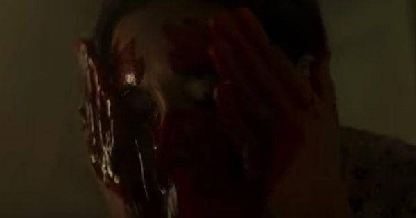 Salah satu tokoh membasuh wajah dengan darah ( Dok. Cinema 21 / Qodrat )