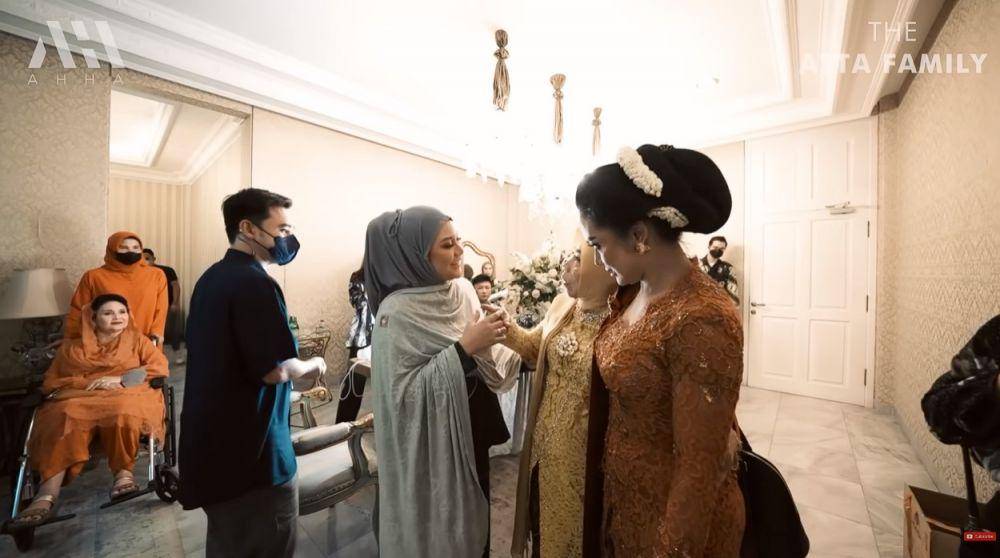 Krisdayanti dan ibunda Anang (YouTube.com/Atta Halilintar)