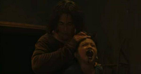 Qodrat sedang meruqyah seorang bocah lelaki ( Dok. Cinema 21 / Qodrat )