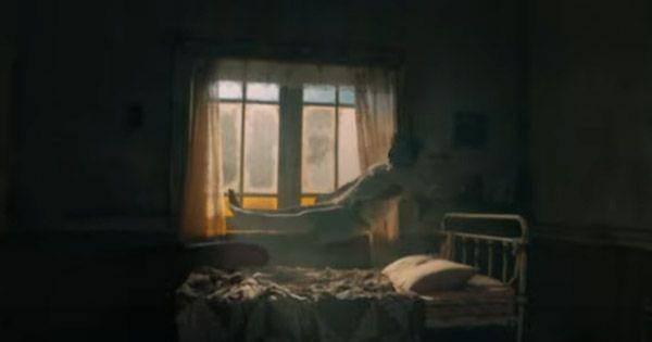 Bocah melayang di atas tempat tidur ( Dok. Cinema 21 / Qodrat )