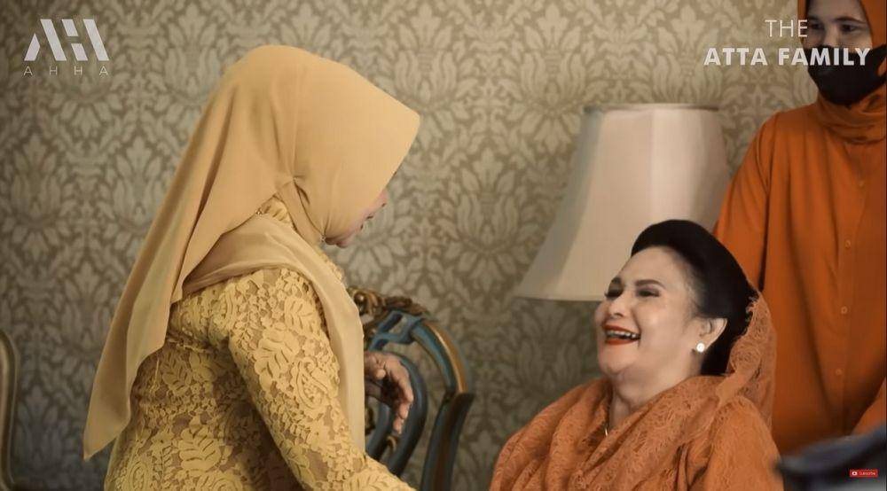 Krisdayanti dan ibunda Anang (YouTube.com/Atta Halilintar)