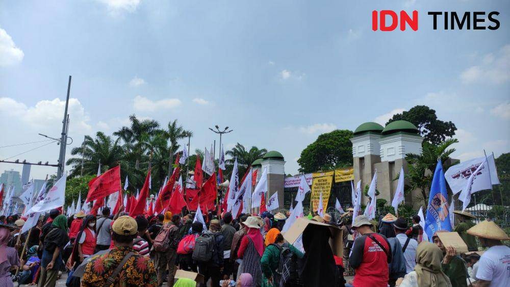 Massa yang tergabung dalam Gerakan Buruh Bersama Rakyat (Gebrak) memadati depan Gedung  DPR/MPR RI, Jakarta Pusat, Selasa (27/9/2022). (IDN Times/Yosafat Diva Bayu Wisesa)
