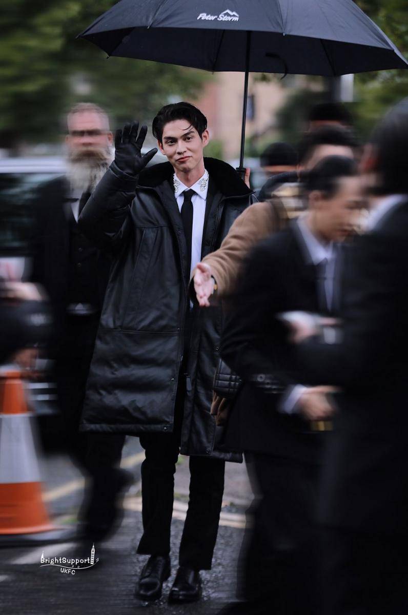 potret Bright Vachirawit menghadiri Burberry Spring 2023 Runway Show (twitter.com/BrightSupportUK)