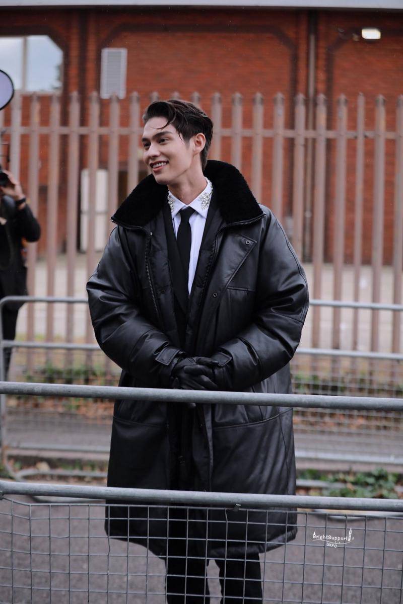 potret Bright Vachirawit menghadiri Burberry Spring 2023 Runway Show (twitter.com/BrightSupportUK)