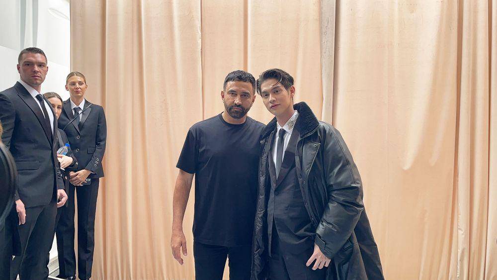 potret Bright Vachirawit menghadiri Burberry Spring 2023 Runway Show bersama Riccardo Tisci (twitter.com/GMMTV)