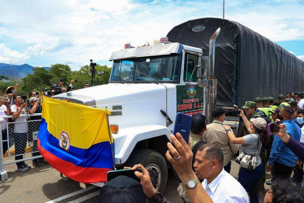 Truk yang melintasi perbatasan Kolombia-Venezuela, Senin (26/9/2022). (twitter.com/NicolasMaduro)