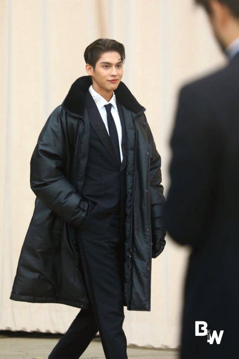 potret Bright Vachirawit menghadiri Burberry Spring 2023 Runway Show (twitter.com/between_bwtn)