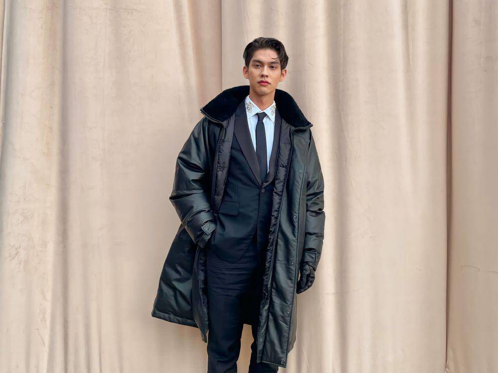 potret Bright Vachirawit menghadiri Burberry Spring 2023 Runway Show (twitter.com/GMMTV)