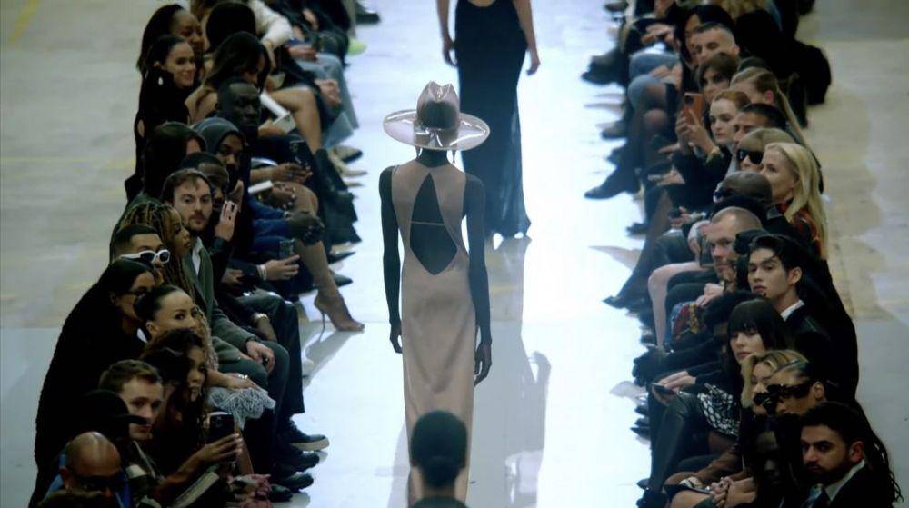 potret Bright Vachirawit menghadiri Burberry Spring 2023 Runway Show (twitter.com/Allbrightvc)