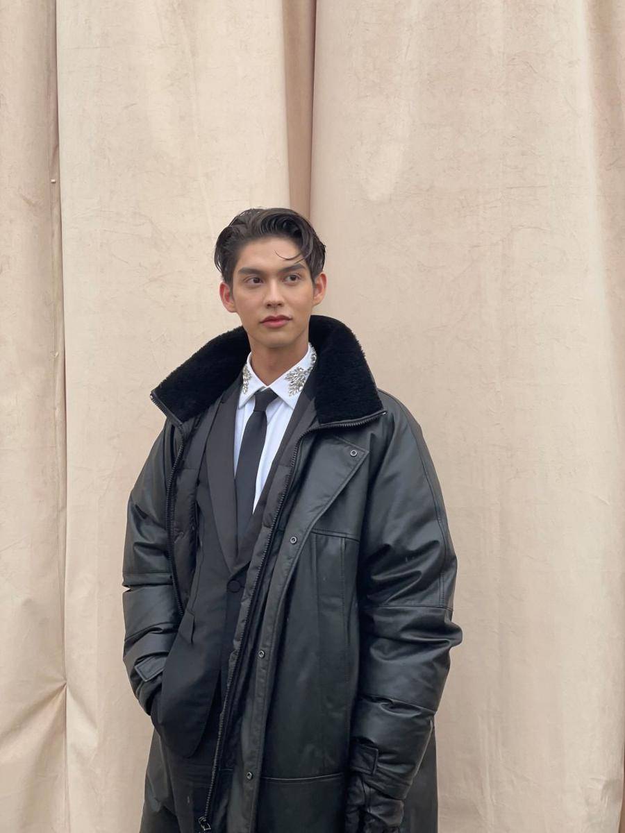 potret Bright Vachirawit menghadiri Burberry Spring 2023 Runway Show (twitter.com/GMMTV)
