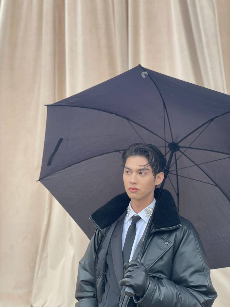 potret Bright Vachirawit menghadiri Burberry Spring 2023 Runway Show (twitter.com/GMMTV)
