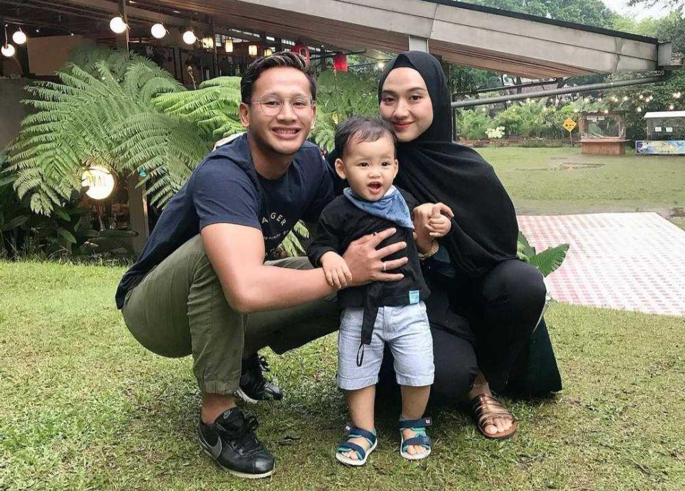 9 Potret Bahagia Keluarga Atlet Pungky Afriecia dan Yandi Sofyan