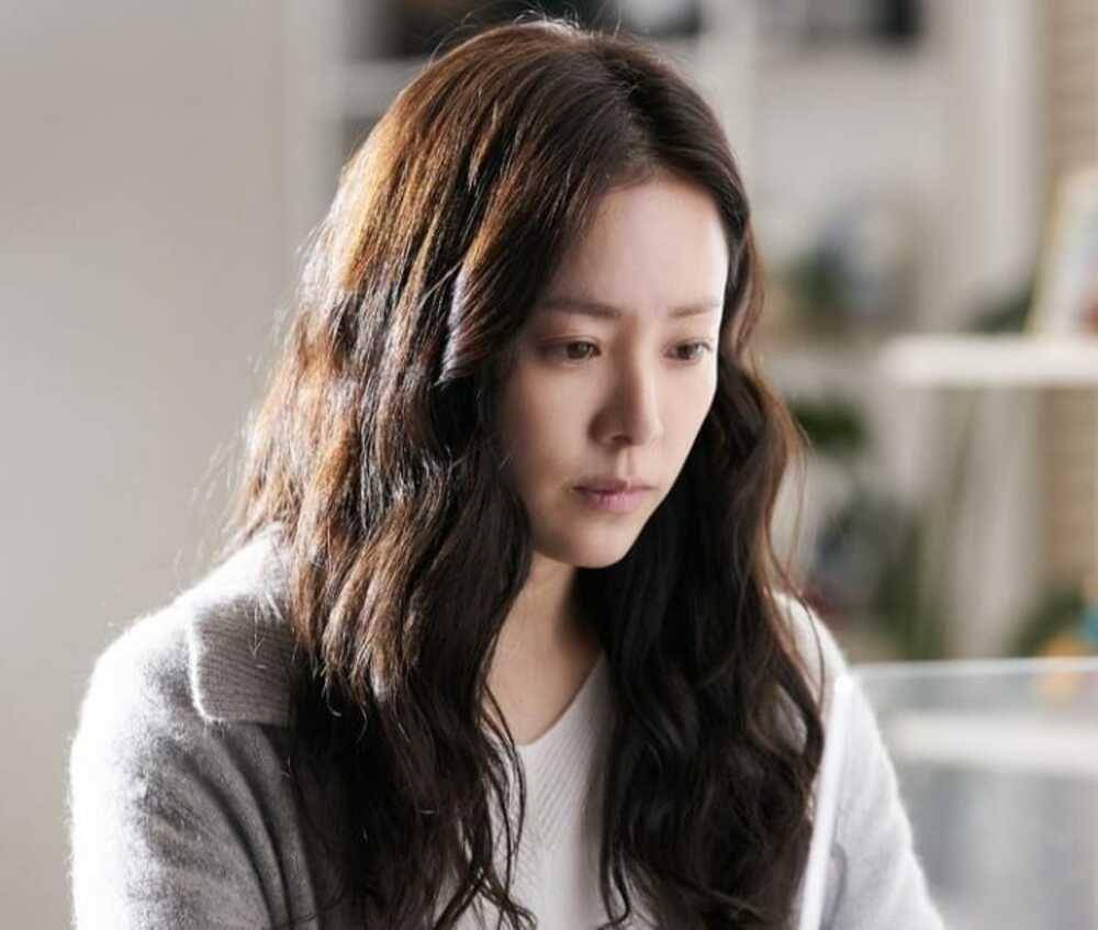 Han Ji Min di drama Yonder (instagram.com/tving.official)
