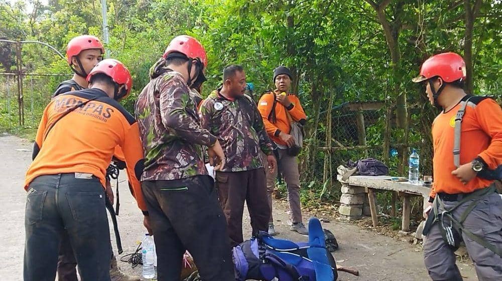 Petugas saat melakukan evakuasi mahasiswa yang hilang di bukit Krapyak, Mojokerto. (Dok. Tim SAR).