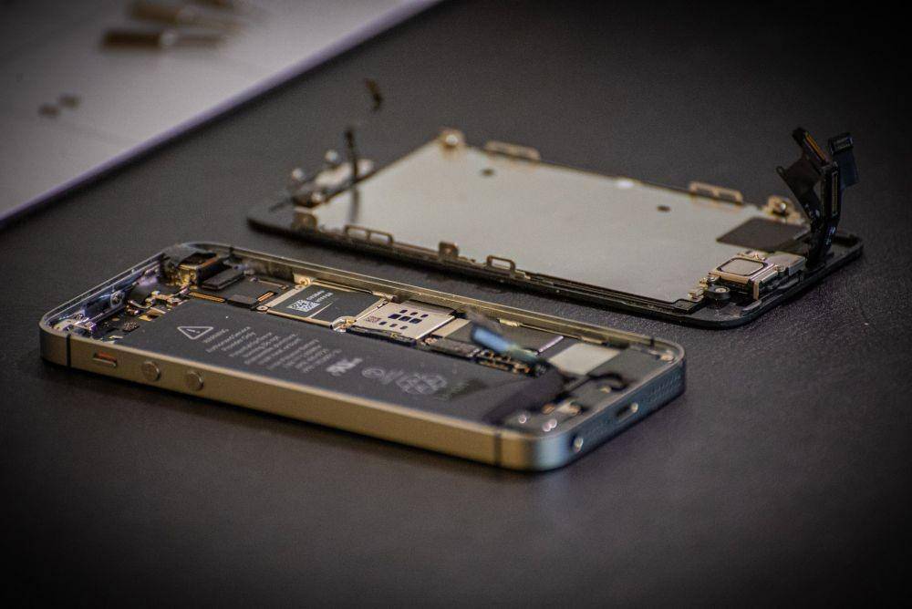 ilustrasi kerusakan smartphone (Unsplash/ Joel Rohland)