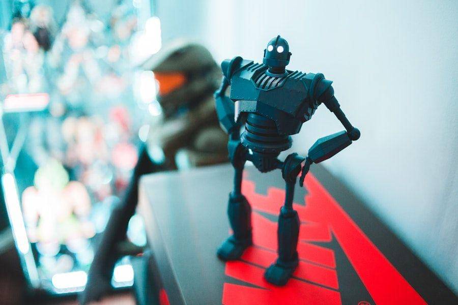 ilustrasi robot mainan untuk pajangan (pexels.com/Erik Mclean)