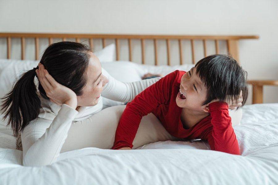 ilustrasi ibu dan anak tertawa (pexels.com/Ketut Subiyanto)