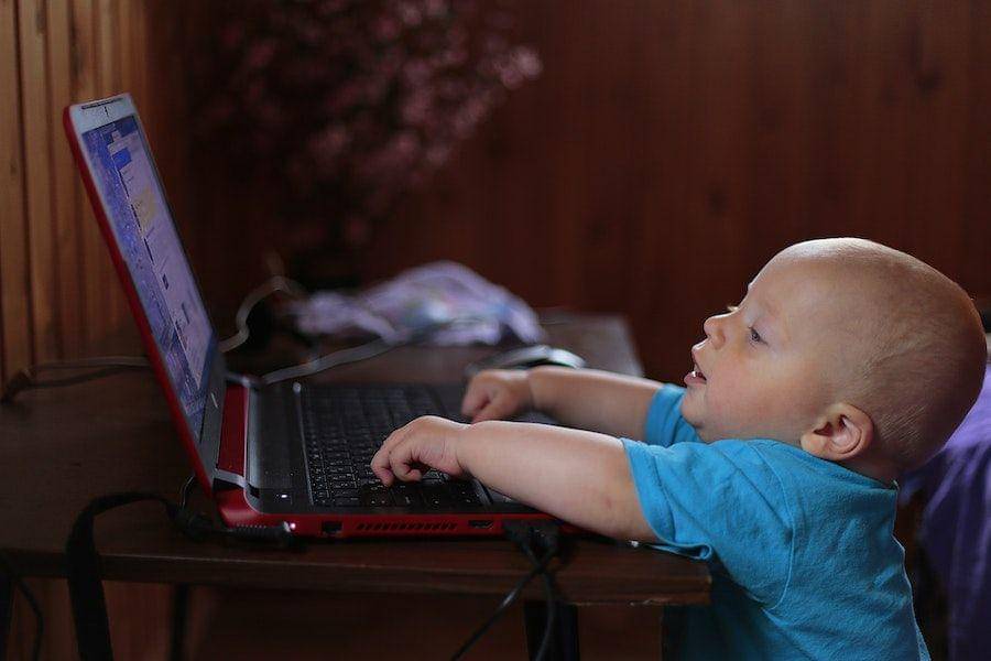 ilustrasi bayi main laptop (pexels.com/Pixabay)