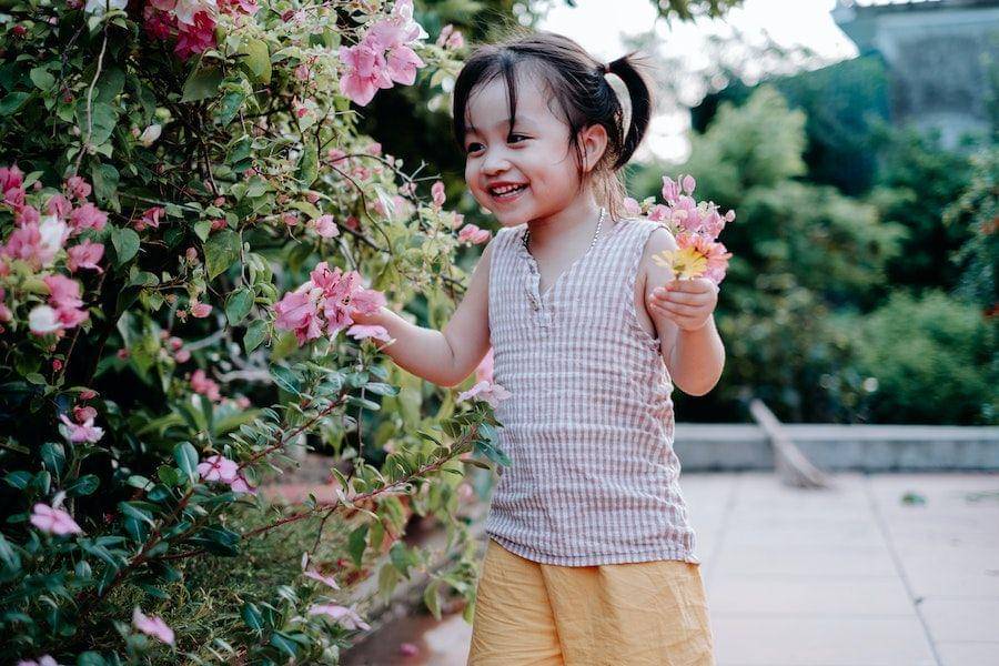 ilustrasi anak perempuan mengitari taman (pexels.com/Tuan PM)