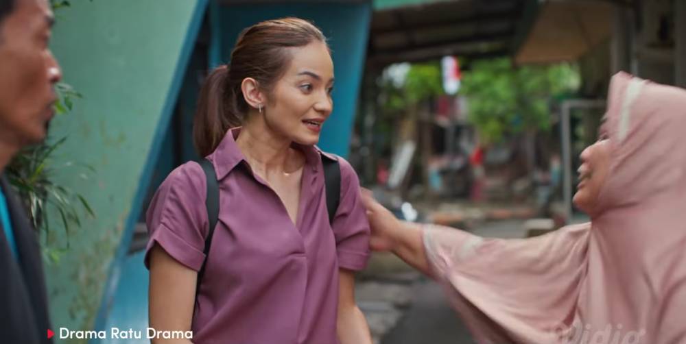 cuplikan adegan Enzy Storia dalam series 'Drama Ratu Drama' (instagram.com/vidiooriginals)
