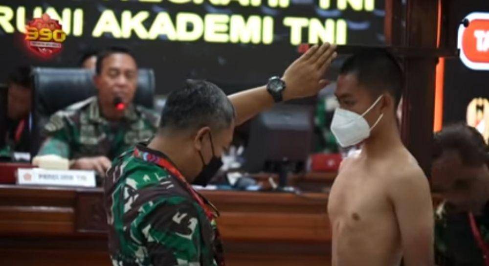 Ilustrasi pengukuran tinggi badan calon taruna Akademik Militer (Akmil) untuk tahun ajaran 2022 di Magelang. (Tangkapan layar YouTube Jenderal Andika Perkasa)