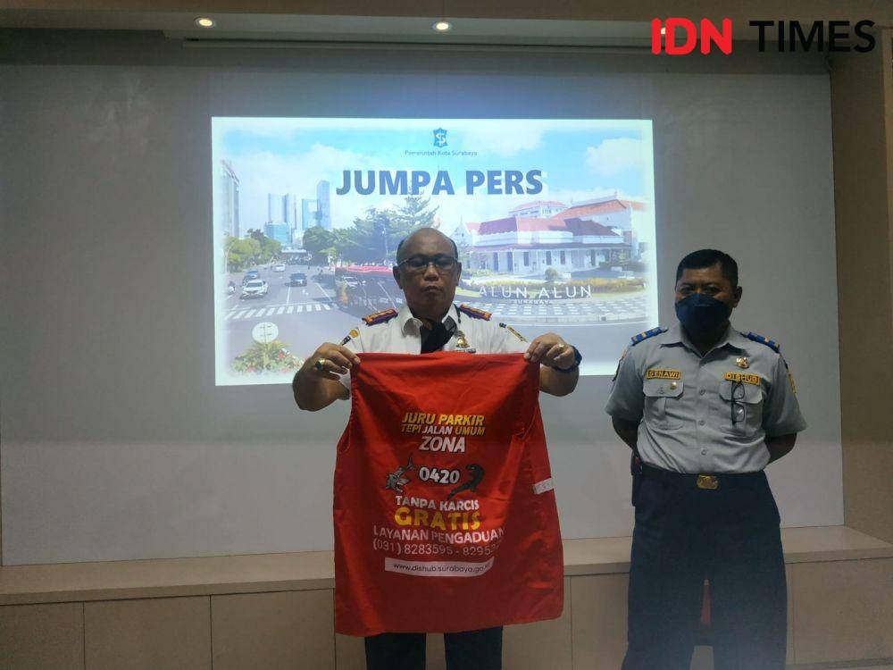 Kadishub Surabaya, Tundjung Iswandaru saat konferensi pers tentang parkir di Surabaya, Selasa (28/9/2022). (IDN Times/Khusnul Hasana)