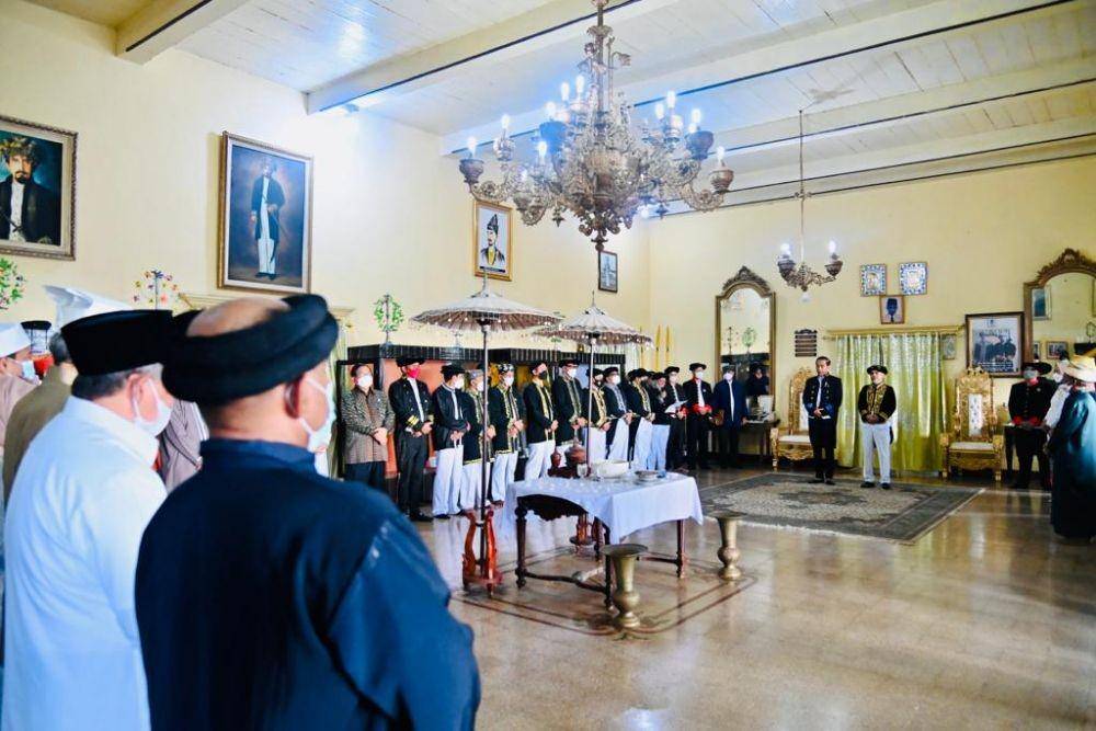Presiden Jokowi dianugerahi gelar adat kesultanan Ternate (dok. Sekretariat Presiden)