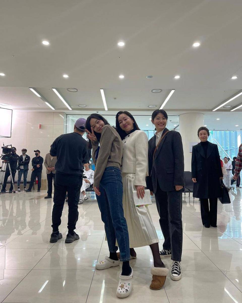 Uhm Ji Won dengan pemain lainnya di balik layar drakor Little Women (instagram.com/umjeewon)