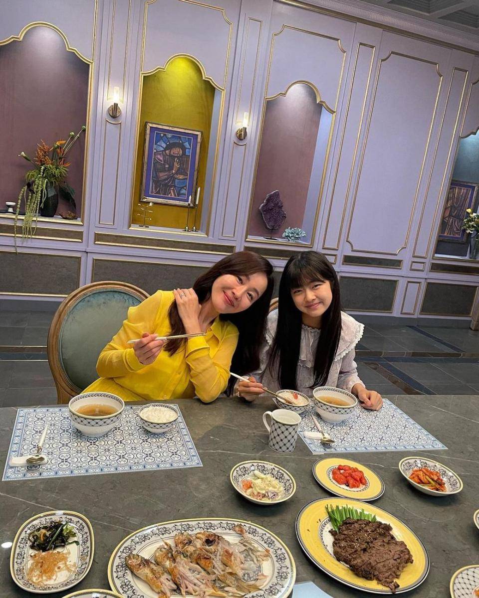 Uhm Ji Won dan Jeon Chae Eun di balik layar drakor Little Women (instagram.com/umjeewon)