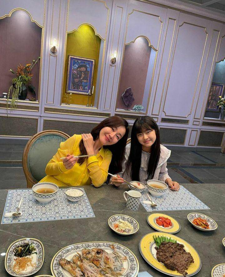 Uhm Ji Won dan Jeon Chae Eun di balik layar Little Women (instagram.com/umjeewon)