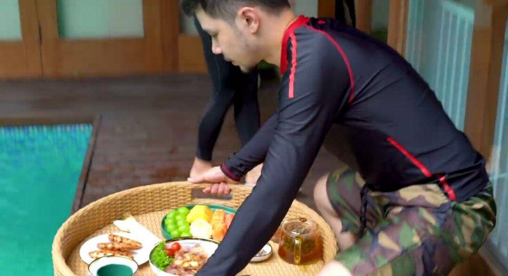 Jessica Jane dan Justin bikin floating breakfast di rumah (youtube.com/Jessica Jane)