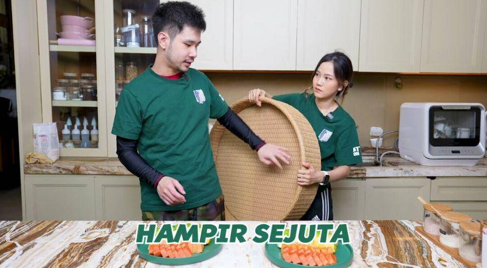 Jessica Jane dan Justin bikin floating breakfast di rumah (youtube.com/Jessica Jane)