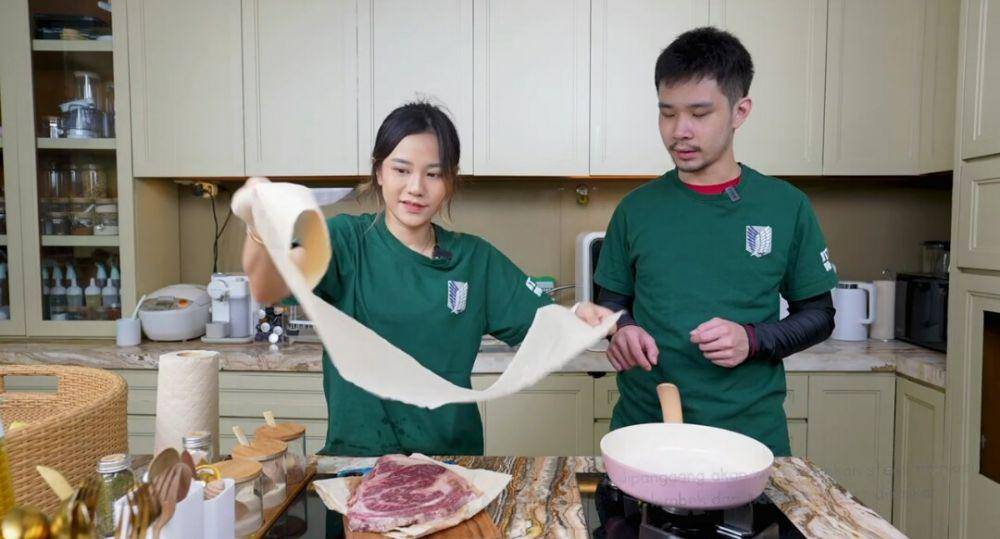 Jessica Jane dan Justin bikin floating breakfast di rumah (youtube.com/Jessica Jane)