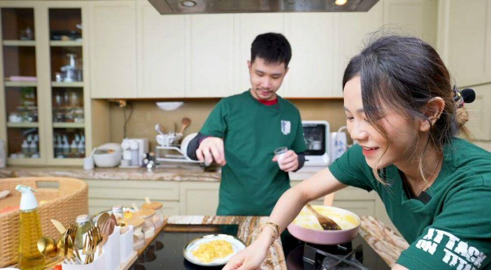 Jessica Jane dan Justin bikin floating breakfast di rumah (youtube.com/Jessica Jane)