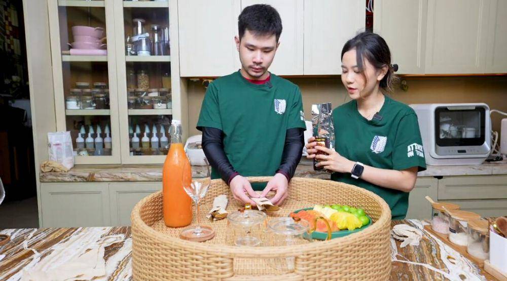 Jessica Jane dan Justin bikin floating breakfast di rumah (youtube.com/Jessica Jane)