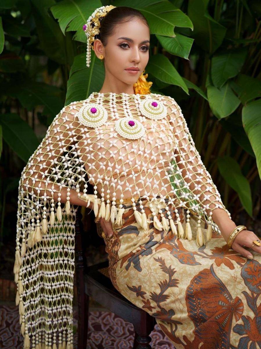Potret Finalis Miss Grand International 2022 dalam Balutan Pakaian Tradisional Indonesia (Instagram.com/me_kansuda)