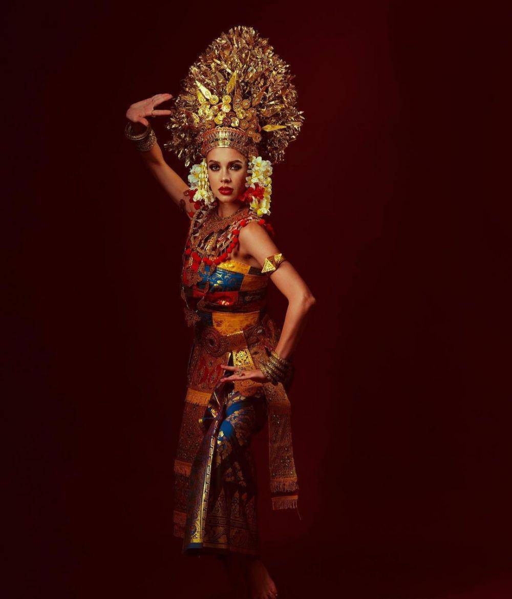Potret Finalis Miss Grand International 2022 dalam Balutan Pakaian Tradisional Indonesia (Instagram.com/marianabeckova)
