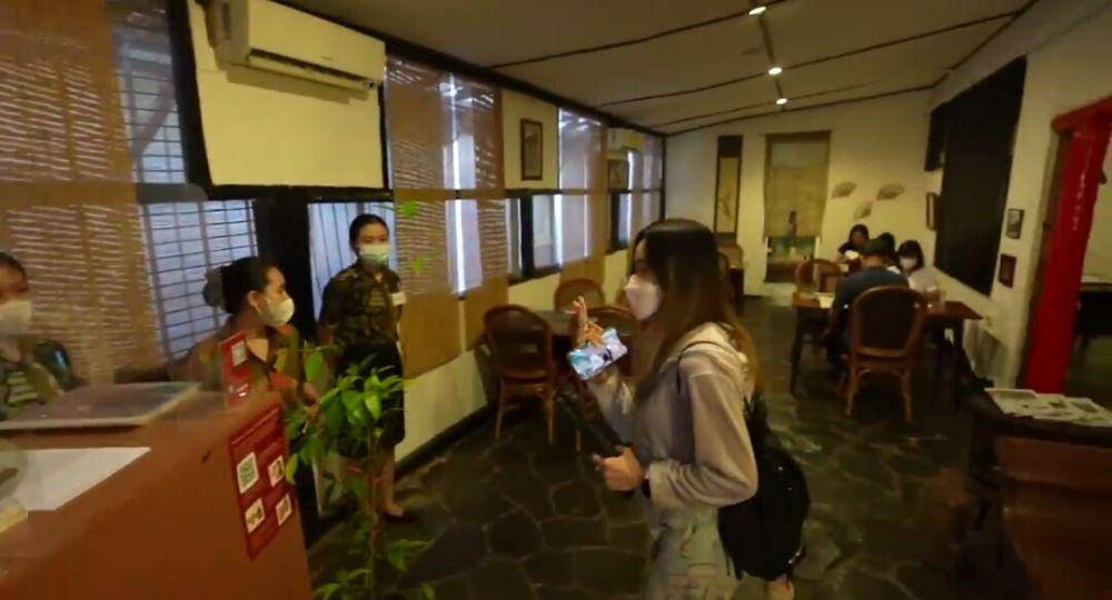 Jerome dan Jessica Jane mukbang makanan Jepang. (youtube.com/Nihongo Mantappu)