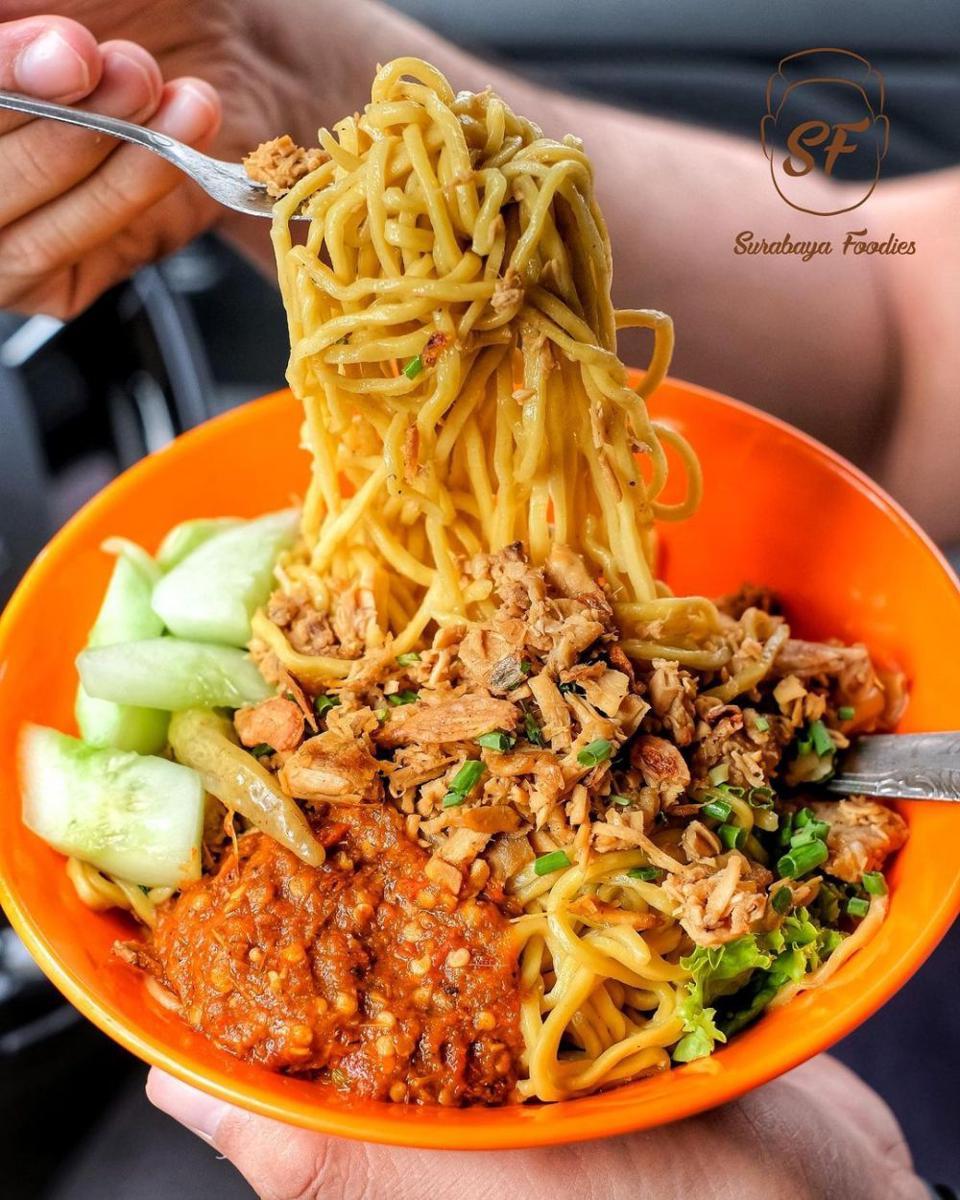 Pangsit Mie Ayam Kotamadya. (instagram.com/surabayafoodies)