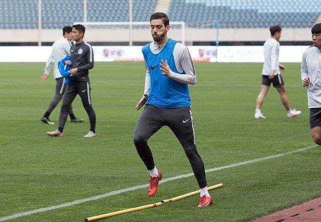 10 Potret Yannick Carrasco, Pesepak Bola yang Disebut Mirip Zayn Malik