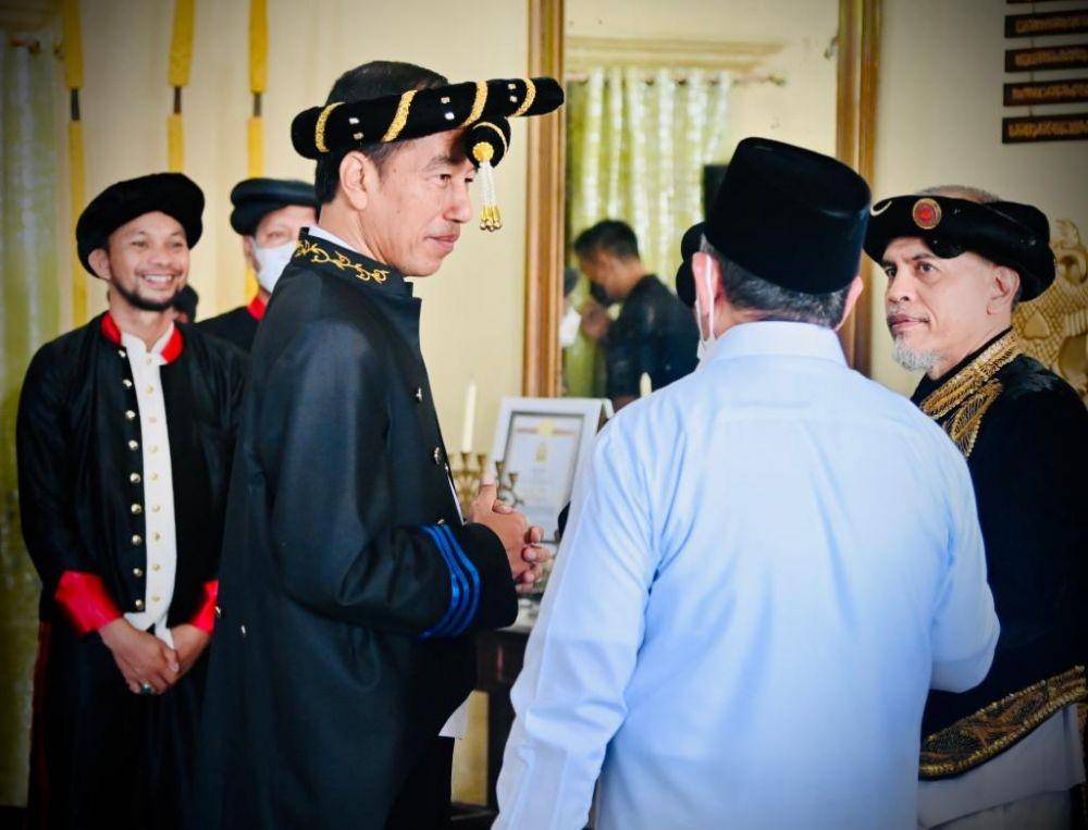 Presiden Jokowi dianugerahi gelar adat kesultanan Ternate (dok. Sekretariat Presiden)