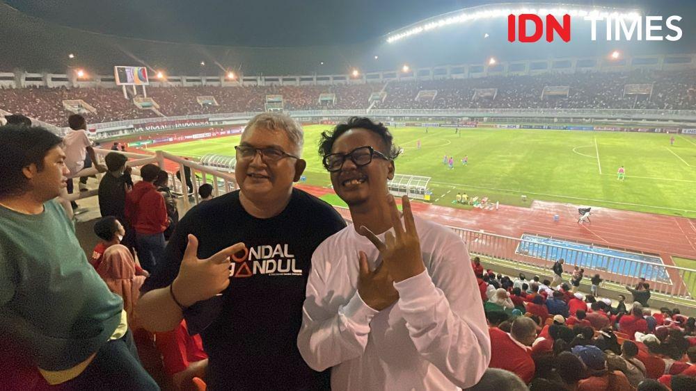 Pentolan Jakmania dan Viking Mesra Nonton Timnas: Bawa Pesan Damai