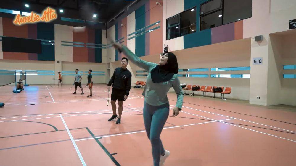 Aurel, Azriel, Ashanty, dan Anang tanding bulutangkis (YouTube.com/Aurelie Atta/)