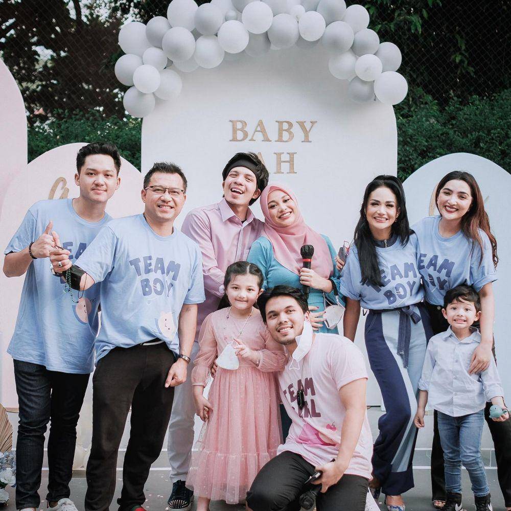 Krisdayanti di berbagai acara Aurel (Instagram.com/krisdayantilemos)
