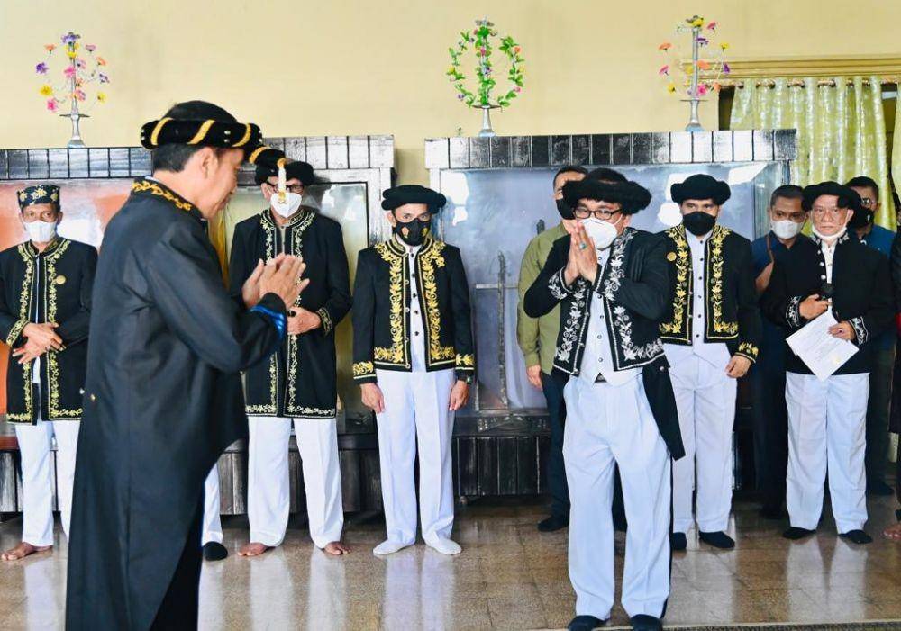 Presiden Jokowi dianugerahi gelar adat kesultanan Ternate (dok. Sekretariat Presiden)