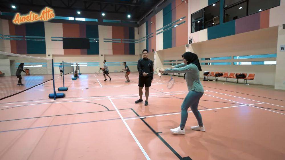 Aurel, Azriel, Ashanty, dan Anang tanding bulutangkis (YouTube.com/Aurelie Atta/)